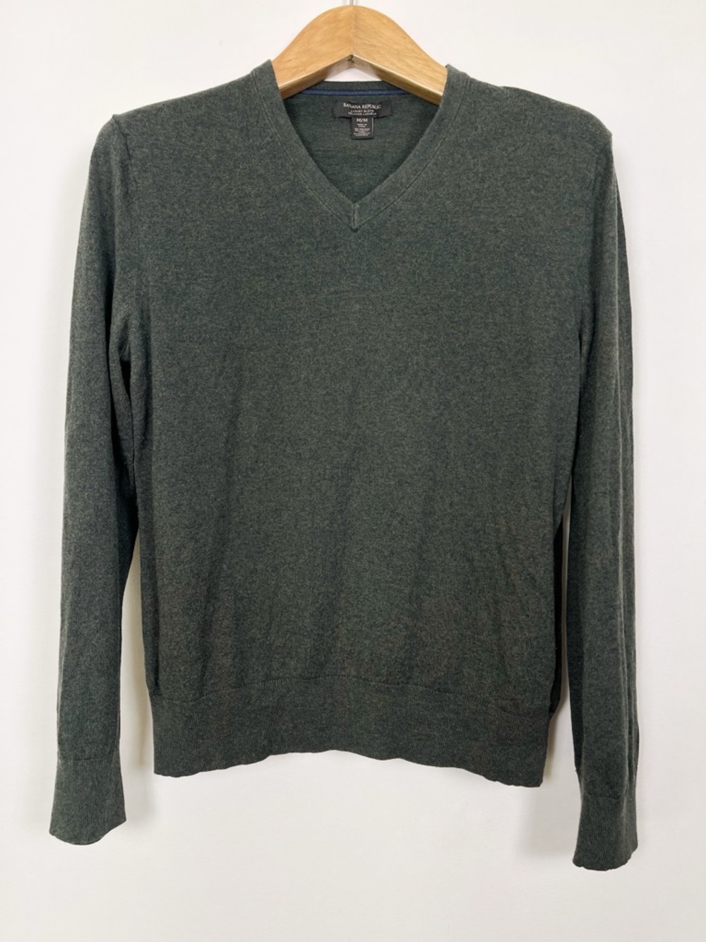 Banana Republic Men’s V-Neck Sweater in Dark Olive Size Medium